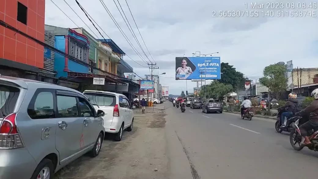 Papan reklame kampanye di ruas jalan kota dengan lalu lintas kendaraan