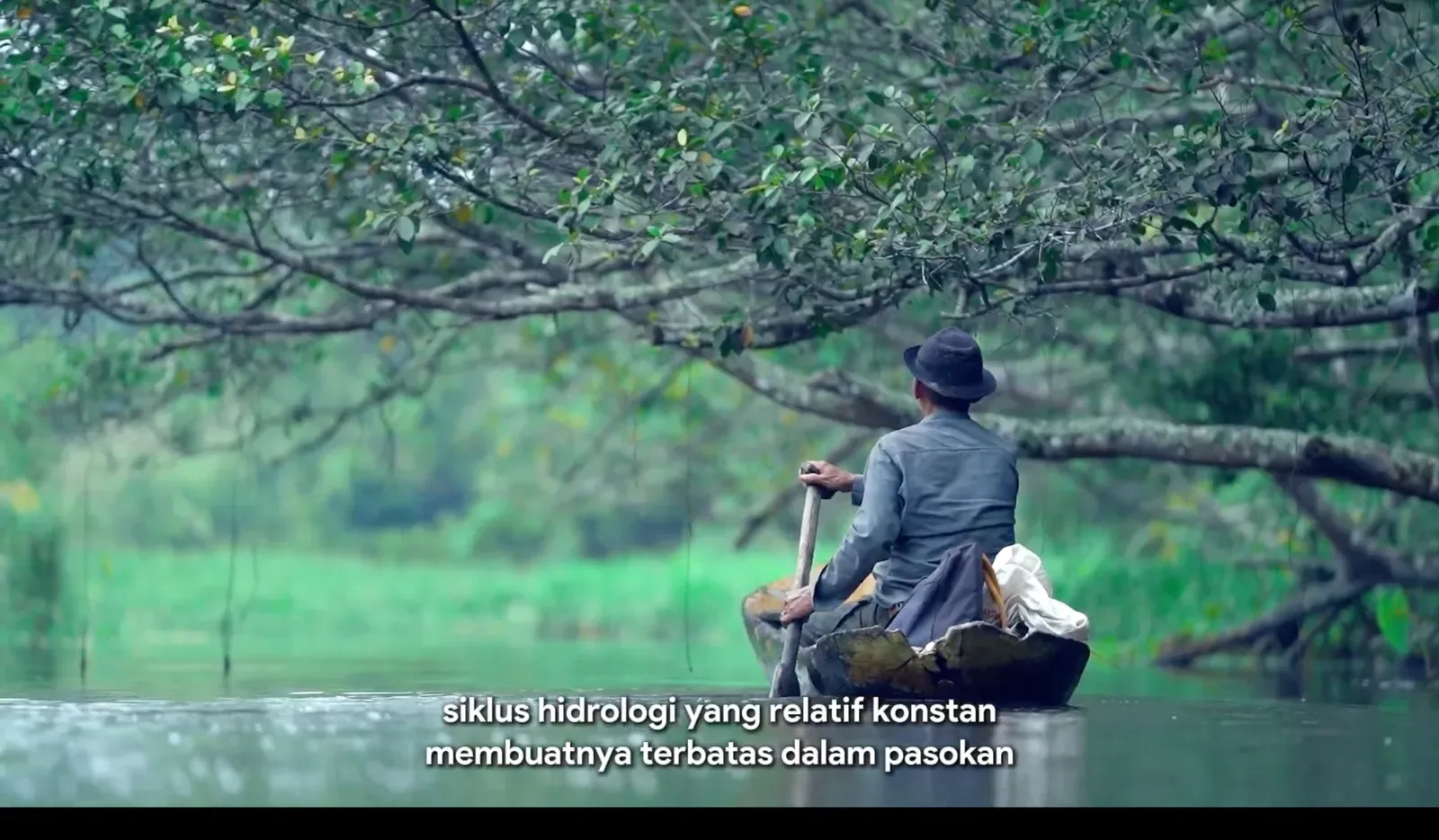 Adegan perahu di perairan dengan takarir mengenai siklus hidrologi